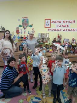 Мини-музей "Такие разные куклы"