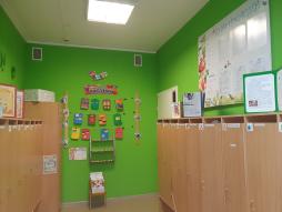 В раздевалках групп всегда выставляются продукты детской деятельности (рисунки, аппликации, поделки)
Раздевалка группы № 10