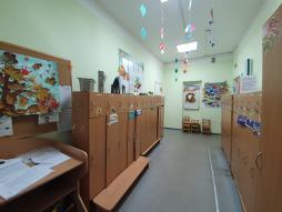 В раздевалках групп всегда выставляются продукты детской деятельности (рисунки, аппликации, поделки)
Раздевалка группы № 2