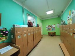 В раздевалках групп всегда выставляются продукты детской деятельности (рисунки, аппликации, поделки)
Раздевалка группы № 1