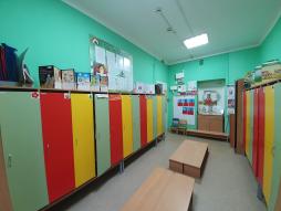 В раздевалках групп всегда выставляются продукты детской деятельности (рисунки, аппликации, поделки)
Раздевалка группы № 11